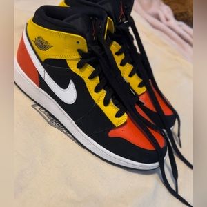 Jordan 1 mid ‘Black Amarillo’
